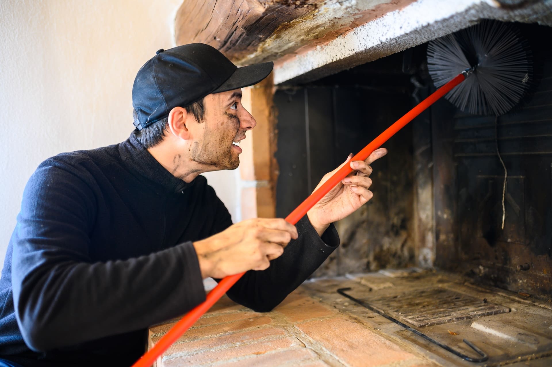 ramoneur en train de faire un ramonage de cheminée