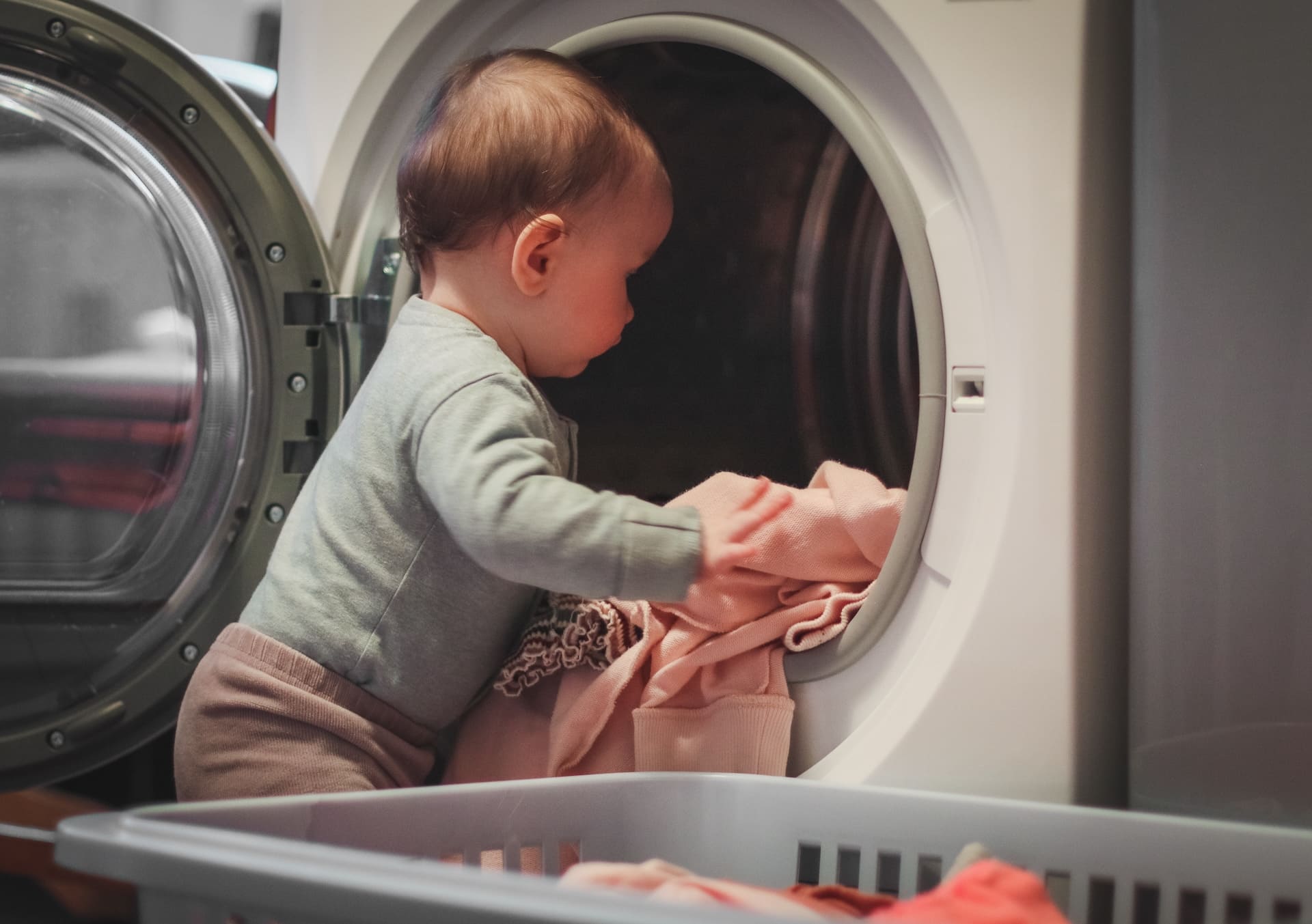 enfant devant secheuse pour nettoyage de conduit de secheuse